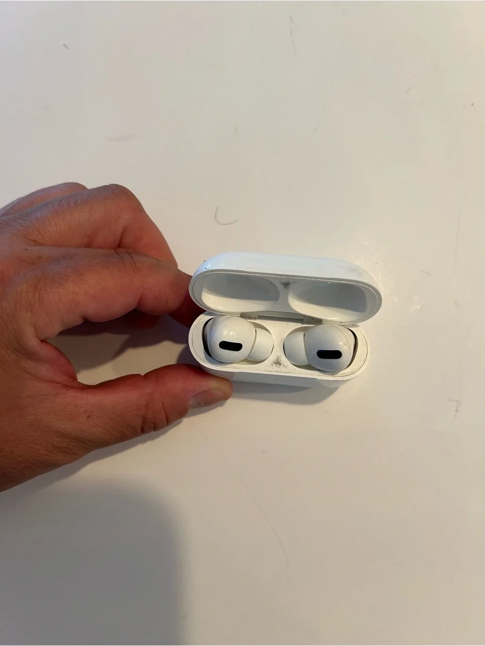 Apple AirPods Pro 2nd Generation/ MagSafe Wireless Charging Case /White